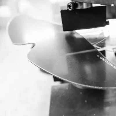 Lavorazione di una visiera in policarbonato con macchinari industriali