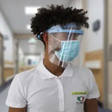 ragazzo con visiera sanitaria all'interno di una struttura medica